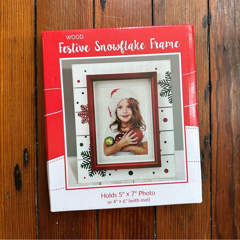 NWT Fine Photo Gifts Wood Festive Snowflake Frame w Mat 5x7 or 4x6